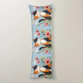 Coussins Longs Chat calicot souriant dans un jardin fleuri (Dos (Vertical))