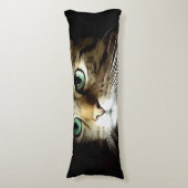 Coussins Longs Chat Tigre aux Yeux Verts Isolé sur Fond Noir (Devant (Vertical))