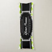 Coussins Longs Chevron vert citron avec nom personnalisé noir (Devant (Vertical))
