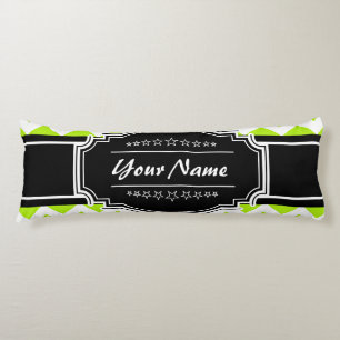 Coussins Longs Chevron vert citron avec nom personnalisé noir