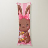 Coussins Longs Chocolat mignon lapin de Pâques avec rayures roses (Devant (Vertical))