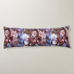 Coussins Longs Cluster de fleurs de cerisier avec un rose et un b
