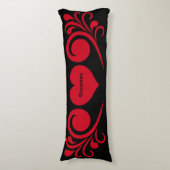 Coussins Longs Coeur romantique noir et rouge avec votre nom (Devant (Vertical))