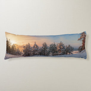 Coussins Longs Coucher de soleil sur la forêt gelée de neige près
