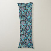 Coussins Longs Crânes, et coeurs sur l'arrière - plan noir 2 (Devant (Vertical))