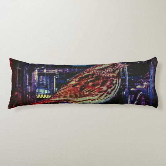 Coussins Longs Cyberpunk Sparrow dans Neon Cityscape (Devant)