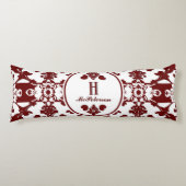 Coussins Longs Damassé vintage burgundy blanc monogramme (Devant)