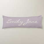 Coussins Longs Élégant Dusty Lilac manuscrit Nom du script person<br><div class="desc">Ce coussin de corps personnalisé présente votre nom dans une belle écriture manuscrite en lettrage sur un arrière - plan lilas élégant et poussiéreux. Super idée cadeau.</div>