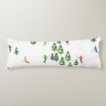 Coussins Longs Fête d'Illustration de ski alpin Freeride<br><div class="desc">skieur d'hiver cool design motif avec skieurs skieurs sur les pistes de la station de ski alpin parmi des sapins enneigés dans les alpes. Les skieurs freeride portent des combinaisons de ski rétro vintages et colorées, descendent en ski avec des skis sur un arrière - plan de paysage de montagne...</div>