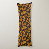 Coussins Longs Feuilles de chêne automnal sur brun foncé (Dos (Vertical))