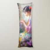 Coussins Longs Fille admirant une fleur dans ses mains (Dos (Vertical))