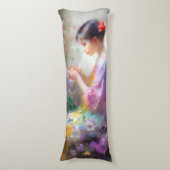 Coussins Longs Fille admirant une fleur dans ses mains (devant Vertical)