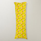 Coussins Longs fleurs aux papillons sur un arrière - plan jaune (Devant (Vertical))