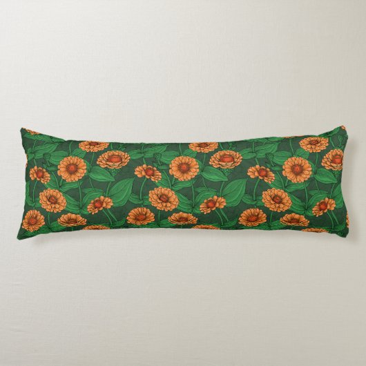 Coussins Longs Fleurs Zinnia orange, feuilles verts sur vert fonc (Devant)