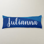 Coussins Longs Formes Abstraites élégantes en bleu Nom personnali<br><div class="desc">Cette oeuvre d'art moderne et minimaliste allie des formes simples de cercle organique à de beaux dégradés de bleu. Personnalisez-le avec votre nom en écriture de script.</div>
