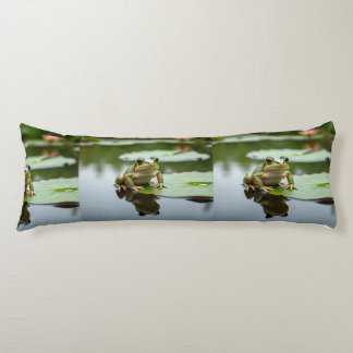 Coussins Longs Frog on Lily Pad Serene Pond Body Pillow Design