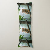 Coussins Longs Golden Forest Cat – Minimal Jungle Portrait (Devant (Vertical))