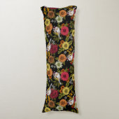 Coussins Longs Goldfinches dans le jardin sur noir (Devant (Vertical))