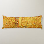 Coussins Longs Gustav Klimt Arbre de Vie : Symboliste Art Nouveau<br><div class="desc">Élevez votre espace avec ce chef-d'oeuvre emblématique, "L'arbre de vie" de Gustav Klimt (de la Frieze Stoclet). Cette oeuvre d'art de l'Art Nouveau est captivante avec ses branches dorées tourbillonnantes, ses motifs complexes et ses motifs symboliques qui représentent le voyage, la connexion et la croissance de la vie. L'utilisation signature...</div>