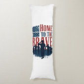 Coussins Longs Home of the Brave Salute Tee (Devant (Vertical))