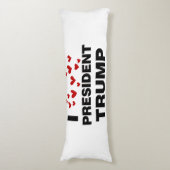 Coussins Longs J'aime les coeurs du président Trump (Devant (Vertical))