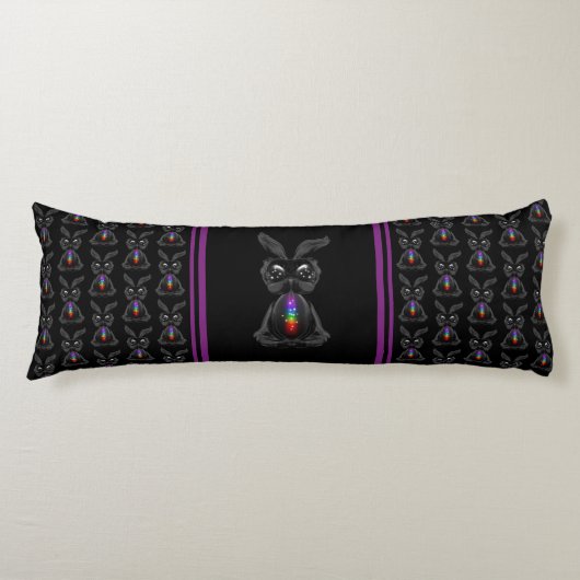 Coussins Longs Joli lapin noir avec Soul arc-en-ciel Chakra (Devant)