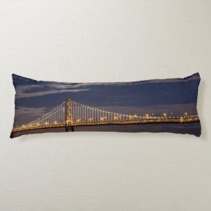 Coussins Longs La lever de la lune ce soir au-dessus du pont de