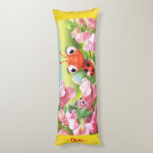 Coussins Longs Ladybug dans le jardin fleuri. Personnalité du géa (Dos (Vertical))