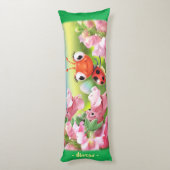 Coussins Longs Ladybug dans le jardin fleuri.Personnalité géante (Dos (Vertical))