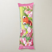 Coussins Longs Ladybug dans le jardin fleuri. Pink Giant personna (Dos (Vertical))