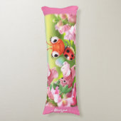 Coussins Longs Ladybug dans le jardin fleuri. Pink Giant personna (devant Vertical)