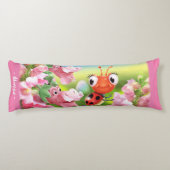 Coussins Longs Ladybug dans le jardin fleuri. Pink Giant personna (Dos)