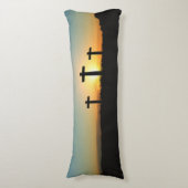 Coussins Longs Les croix de crucifixion au coucher du soleil (devant Vertical)