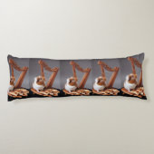 Coussins Longs Little Harpist Guinea Pig – Whimsical Elegant Body (Dos)