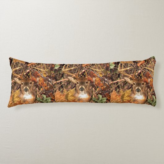 Coussins Longs Mâle dans des cerfs communs de queue blanche de (Devant)