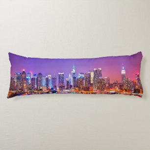Coussins Longs Midtown Manhattan la nuit avec l'empire Stae
