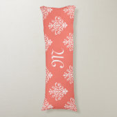 Coussins Longs Modèle Stylé Corail Damask Avec Monogramme (Devant (Vertical))