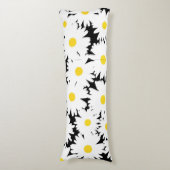 Coussins Longs Négative Space Daisies blanc jaune sur noir (Devant (Vertical))