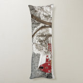 Coussins Longs Neige fraîche sur grange rouge (Dos (Vertical))