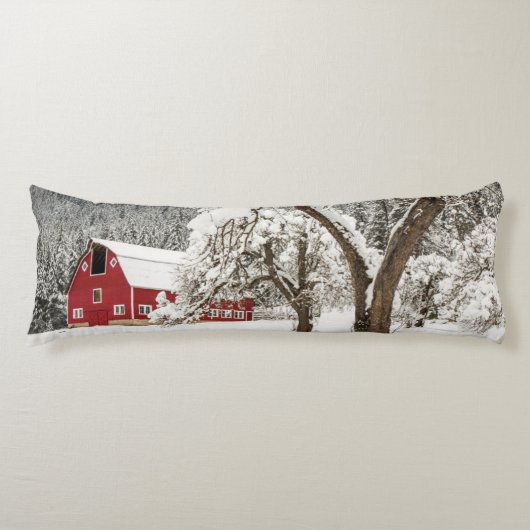 Coussins Longs Neige fraîche sur grange rouge (Devant)
