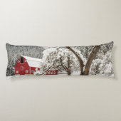 Coussins Longs Neige fraîche sur la grange rouge (Dos)