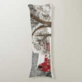 Coussins Longs Neige fraîche sur la grange rouge (Devant (Vertical))