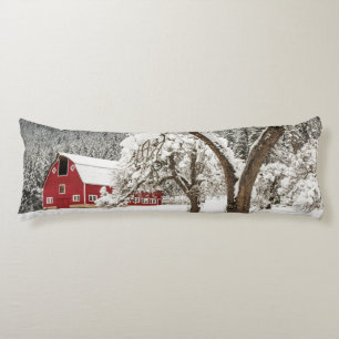 Coussins Longs Neige fraîche sur la grange rouge