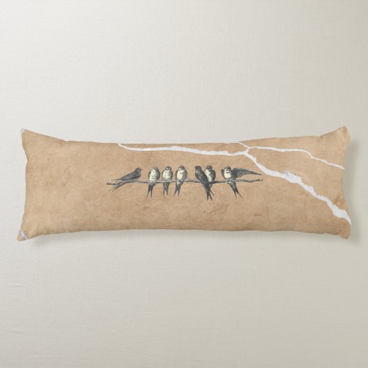 Coussins Longs Oiseaux sur surface fissurée, beige marron et text (Devant)