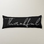 Coussins Longs Oreiller corporel<br><div class="desc">Beau oreiller à lancer noir avec Thankful imprimé sur l'avant. Parfait pour la décoration de la chambre ou du salon.</div>