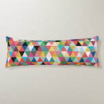 Coussins Longs Oreiller de corps à motif géométrique coloré<br><div class="desc">Chantez votre enfant intérieur avec cet oreiller de corps à motifs triangulaire coloré et géométrique ! Le design rappelle celui d'une boîte de crayons, le gros type avec l'aiguiseur dans le dos ! C'est comme un rêve devenu réalité parce qu'il n'y a pas un pourboire cassé dans le bouquet !...</div>