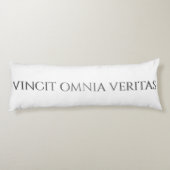 COUSSINS LONGS OREILLER VINCIT OMNIA VERITAS (Dos)