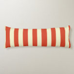 Coussins Longs Oreillers pour corps triangulaires rétro<br><div class="desc">Allez, les gars ! Montez jusqu'à l'extraordinaire Oreiller du corps tripé Retro Big Top. Oui, venez tous ! Cette motif classique présente de larges rayures rouges et crème qui rappellent une grande tente de cirque. Ce design s'associe à merveille à la gamme de produits Circus Vintage de StrangeLittleOnion. Comme le...</div>
