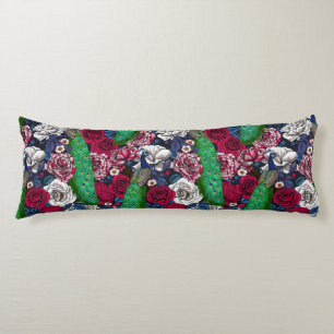 Coussins Longs Paons dans le jardin de roses