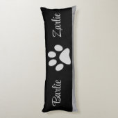 Coussins Longs Paw Chien Argent sur arrière - plan noir (Dos (Vertical))